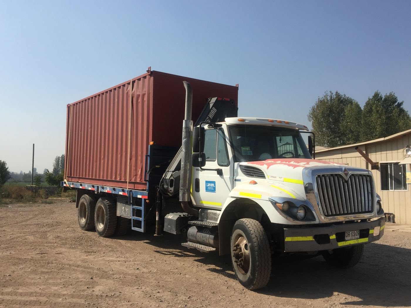 Camión GeoRental transportando contenedor de carga